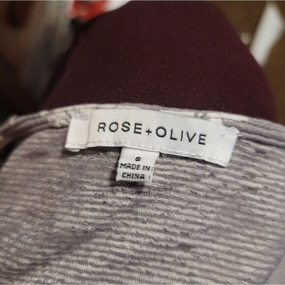 Rose + Olive Gray Floral 3/4 Sleeve Textured Top Size Small - Picture 5 of 10